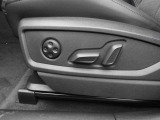運転席・助手席に電動シートを装備。お好みに合わせた細かなシートポジション調整が可能です。