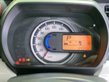 走行に必要な情報をひと目で確認できるメーター。速度や燃料残量など、運転に欠かせない情報を分かりやすく表示します。