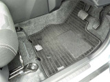 フロアマットも綺麗にクリーニングされています。尚、臭い・汚れ等には個人差がございますので、必ず現車確認下さいませ。