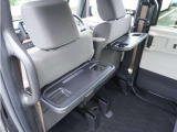 【後席用テーブル】ドリンクホルダーが付いた折りたたみ式のパーソナルテーブルです。運転席・助手席のシートバックに装備しているパーソナルテーブルです。