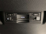 ETC2.0はETCの機能に加え、運転しながら一般道や高速道路上の規制や事故の情報、落下物、前方の路面情報などを受信することが可能になり交通情報をドライバーに教えて安全運転をサポートします