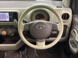 インテリアに合わせたデザインのステアリングは、運転される方のことも考え、運転しやすい形状、大きさです。是非一度、実際に触ってお確かめください。