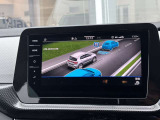 IQ.DRIVEの画面から各種運転支援機能を視覚的に確認。画面をタッチして機能の設定を変更できます。