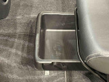 靴などが収納できる便利な助手席シートアンダートレイが付いてます