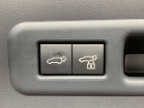【パワーバックドア】スマートキーや運転席のボタンを押すだけでリアゲートが自動で開閉します!荷物を持っている時や、高い位置にあるバックドアを閉める際に便利な機能です♪