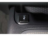 運転席と助手席には寒い日の肩や腰、冷えやすい下肢を温めてくれるシートヒーターが付いております!