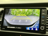 バックカメラ表示で、後退時の安全確認をサポート。駐車時も安心です。周囲の状況を把握し、スムーズな運転をサポートします。