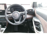 運転席の写真です。見通しのよいすっきりとした視界で、誰でも運転しやすいです。運転のしやすさは疲れにくさにも繋がりますよ♪