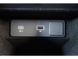 ランドローバーは、USBポートを車内の便利な位置に配置しています。通常、センターコンソール、グローブボックス、後部座席エリアなど、ドライバーや乗客がアクセスしやすい場所に配置されています。