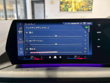 【ナビ純正】ワイドコントールディスプレイは、画面内に多数の情報を表示する事が可能です。センターコンソールiDriveコントローラー操作だけでなく、タッチパネルでの操作も可能となっております。