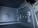 グローブボックス内にETC車載器が装備されております。 配線も邪魔にならず、スタイリッシュに収まっております。