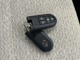 付いてて便利!とても人気の高い装備のスマートキーシステム。キーを携帯しているだけで、ドアロックの開閉並びにエンジンの始動が可能な装備です。