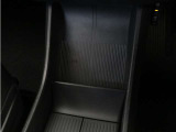 【ワイヤレス・スマートフォン・チャージ】前席のスマートフォン用ストレージには、ワイヤレス充電器が内蔵されています。