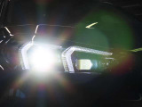 先進のLEDテクノロジーを採用。照射される白色光の周波特性は太陽に近く、バイ・キセノン・ヘッドライトを上回るコントラストでさらに明るく輝きます。