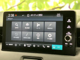 高画質モニターで、映像コンテンツを迫力満点に楽しめます。停車時に映画鑑賞も可能です。