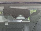 【エマージェンシーブレーキ】走行中に前方の車両等を認識し、衝突しそうな時は警報とブレーキで衝突回避と被害軽減をアシスト。より安全にドライブをお楽しみいただけます。