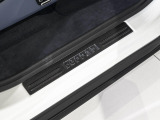 カーボンシルキックが乗り込む瞬間の印象を高めます。