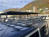 Smittybilt/スミッティビルト製のルーフキャリア装備です。 キャリアを付けたことで、積載量も増え、キャンプなどのアウトドアで大活躍します!