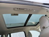 ◆サンルーフ/UVカット仕様の電動パノラマガラスサンルーフ。澄みきった青空を車内に取り入れ、爽快感あふれる毎日に