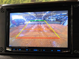 【バックカメラ】駐車時に後方がリアルタイム映像で確認できます。大型商業施設や立体駐車場での駐車時や、夜間のバック時に大活躍!運転スキルに関わらず、今や必須となった装備のひとつです!