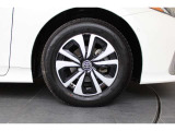 純正のアルミホイールが足元を飾ります!タイヤサイズは195/65R15となります。