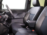 運転席にはアームレストが備わっています。