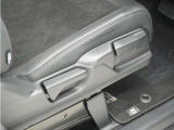 ◆シートハイトアジャスター◆運転席を上下に高さ調節ができます!運転ポジションを体格に合わせてシート調整できます。