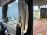 後部座席は乗り降りがしやすいようにハンドルグリップがございます(^^)/ 小さなお子様やお年を召した方にも安心していただけるポイントです♪
