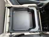 助手席の下にも収納スペースがございます!