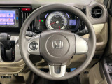 インテリアに合わせたデザインのステアリングは、運転される方のことも考え、運転しやすい形状、大きさです。是非一度、実際に触ってお確かめください。