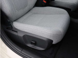 フロントには8ウェイパワーシートを装備しています。体圧を分散させるランバーサポートも備えられているため、ロングドライブでも快適に過ごすことができます。