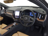 インストルメントパネルは僅かに運転席側へと傾けられているほか、余計なスイッチ類を可能な限り排し、運転に集中しやすい環境を造り出しています。