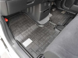 【多彩なシートアレンジ】リアシートを片側倒すと長物も運べます。お近くのホンダカーズ総社までお越しください。