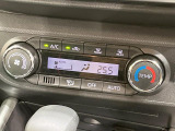【オートエアコン】一度お好みの温度に設定すれば、車内の温度を検知し風量や温度を自動で調整。暑い&hellip;寒い&hellip;と何度もスイッチ操作をする必要はありません。快適な車内空間には必須の機能ですね♪