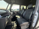 助手席側からも簡単に運転席へ移動出来ます。