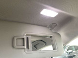 LED照明付きバニティミラー。