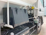 運転席側に工具箱が付いています。