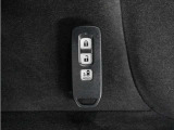 ◆スマートキー◆カギをバッグやポケットに入れたままでもドアロックの開閉ができる『スマートキー』付き!雨天や暗くなってもカギを取り出す必要がなくドアの開錠&エンジンも始動できます