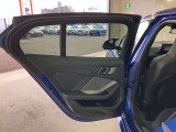 アンビエントライト:直接照明と間接照明を組み合わせて車内を印象深く演出し、寛ぎに満ちたインテリアの雰囲気を生み出します。
