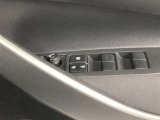 格納式リモコンドアミラーと、パワーウィンドウマスタースイッチです。車内の換気も運転席から簡単に行えます。