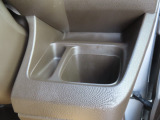 【運転席側ドリンクホルダー】運転中にすぐ取り出しやすい位置に配置しているのでドライブ中の水分補給もスムーズです。