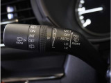 【オートワイパー機能】レバーをAUTOの位置にしているとき、レインセンサーが雨を感知すると、雨量に応じて、ワイパーが自動で作動します。