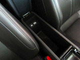 センターコンソールボックスにはUSBソケット(タイプA・C)を装備。スマートフォンとの接続によりApple CarPlay・Android Autoをご使用いただけます。