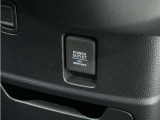 スマートフォンの充電等にも便利な電源ソケット!使いやすい場所に装備されています。