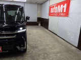 当店では専任のメカニックが大切なお客様のお車を一台一台丁寧に整備いたします。自社認証工場にてリフトアップし下回りまでキッチリ検査いたします。