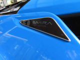 EMIRAのネームバッチがCピラーに組み込まれています。