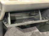 大きな荷物を収納できる、便利な助手席グローブボックス