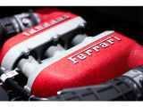 0-100Km 3.3秒を誇る自然吸気V12エンジンはフロントミドシップ搭載により重量配分も最適化を図っております。