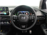 【本革巻きステアリング+ステアリングヒーター】ステアリングは運転中、常に触れる部分。しっとりとした上質な触れ心地がドライブ体験を彩ります。ハンドルヒーターも加わり、冬の冷たさも解決です♪
