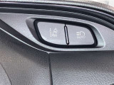 【レーンディパーチャーアラート】道路上の白線(黄線)をカメラで認識し、ドライバーがウインカー操作を行わずに車線を逸脱する可能性がある場合、ブザーとディスプレイ表示により注意を喚起サポートします。